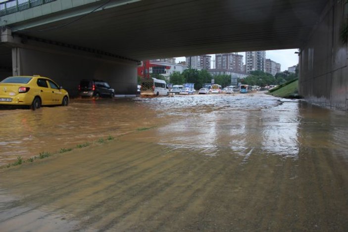 Sel nedeniyle Göztepe Kavşağı'ndaki araçlar mahsur kaldı