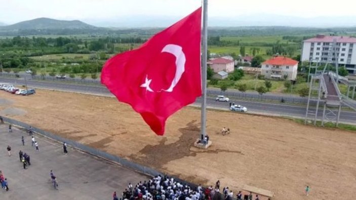 Bingöl'de şehitler için 350 metrekarelik bayrak