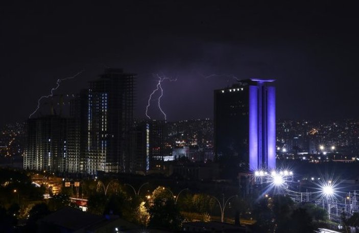Ankara'da gökyüzünü şimşekler aydınlattı