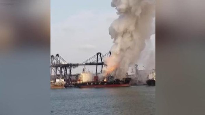 Tayland’da kimyevi madde taşıyan gemi yandı