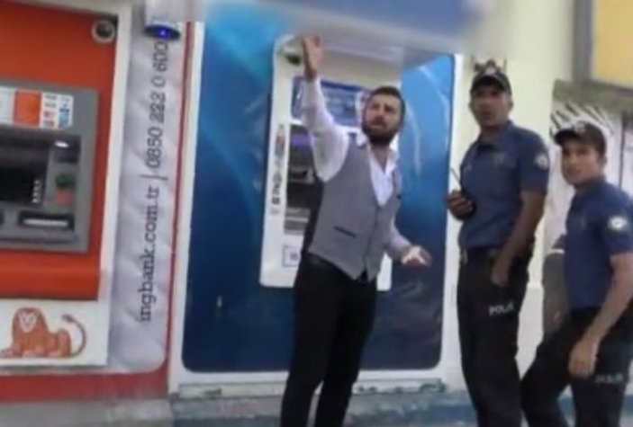 Ankara'da bir adam kira parasını yutan ATM'yi yumrukladı