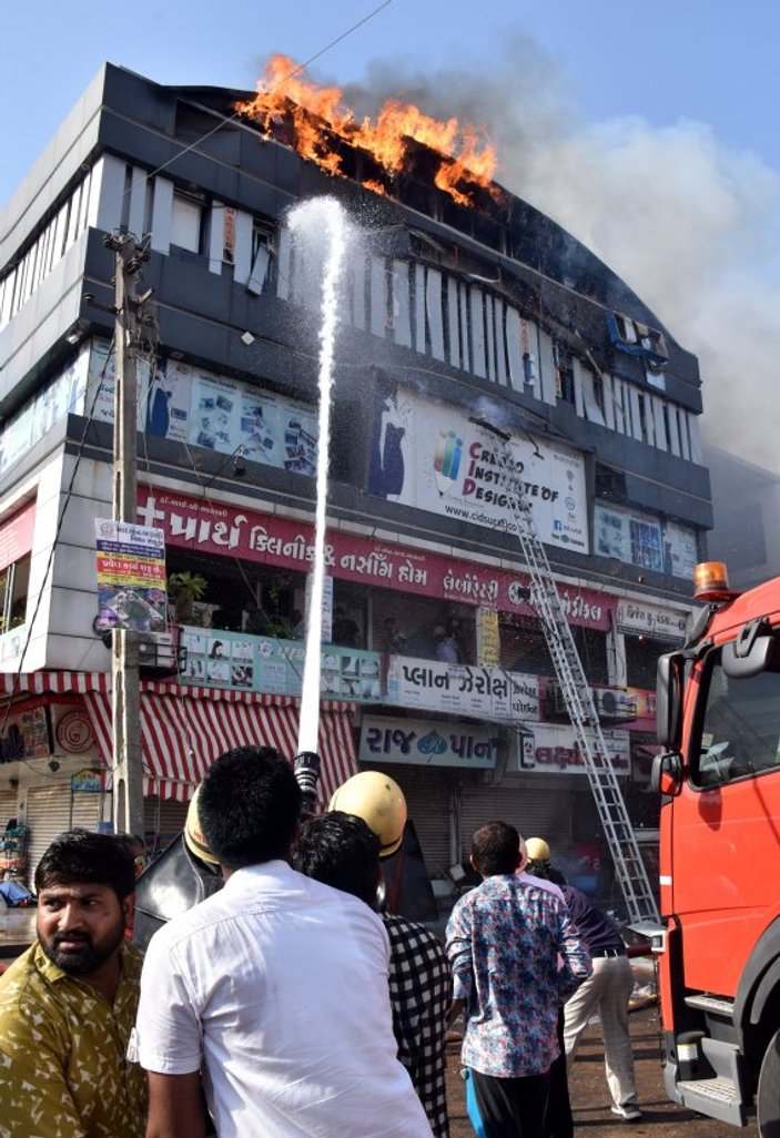 Hindistan'da özel okulda yangın: 20 ölü
