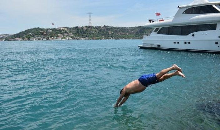 İstanbul'da hava ısındı, vatandaşlar soluğu denizde aldı