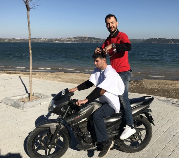 Adana'da çılgın berberden motosiklette tıraş