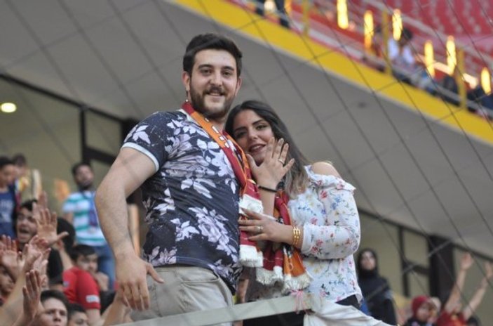 Kayserispor maçında evlilik teklifi