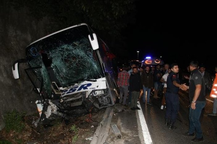 Yolcu otobüsü traktöre çarptı: 1 ölü, 13 yaralı
