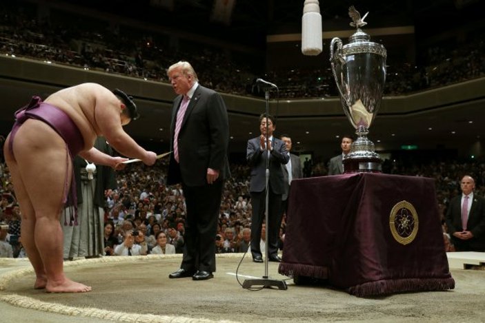 Trump sumo güreşi izledi
