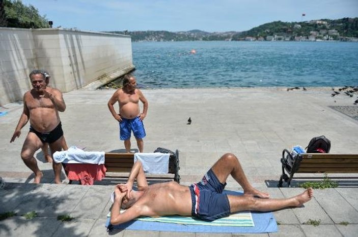 İstanbul'da hava ısındı, vatandaşlar soluğu denizde aldı