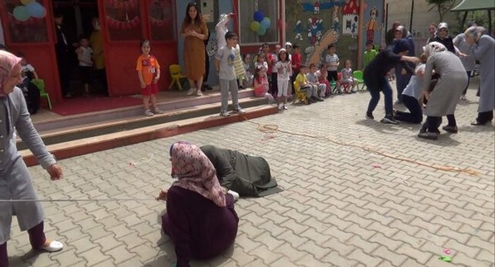 Siirt'te okul bahçesindeki annelerin halat çekme yarışı
