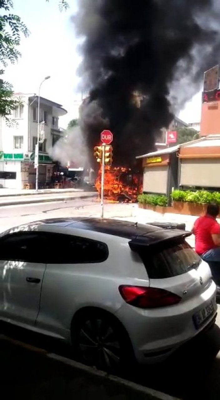 Maltepe'de minibüs şoförü aracını yaktı