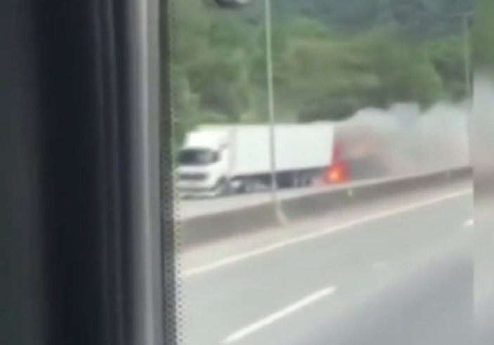 Tır sürücüsü kendisine çarpıp yanan kamyonu fark etmedi