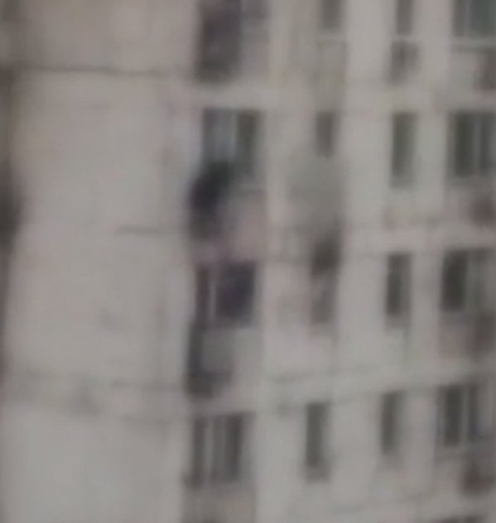 Yanan binanın balkonundan çocukları çekip kurtardı