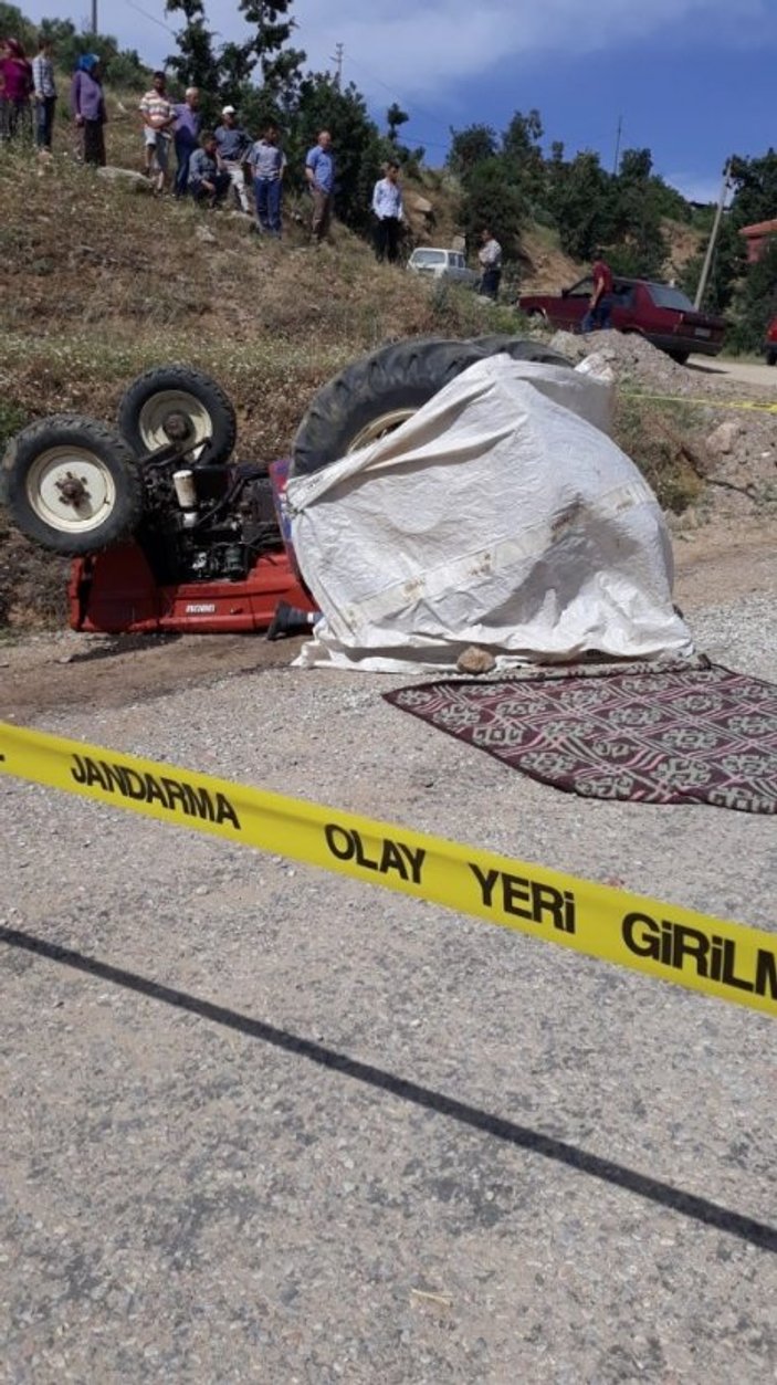 Manisa'da devrilen traktörün altında kalan sürücü öldü