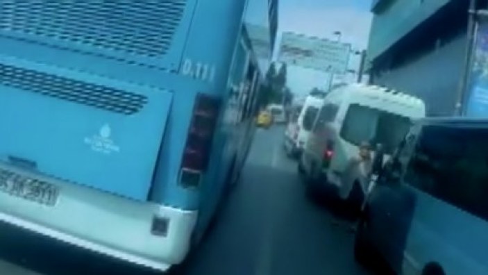 İstanbul trafiğinde servis şoförünün ihlali yaşlı kadını eziyordu