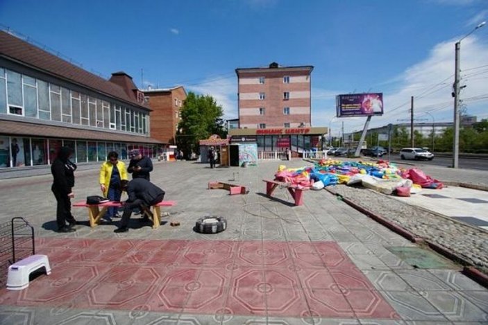 Rusya'da şişme oyun parkı savruldu