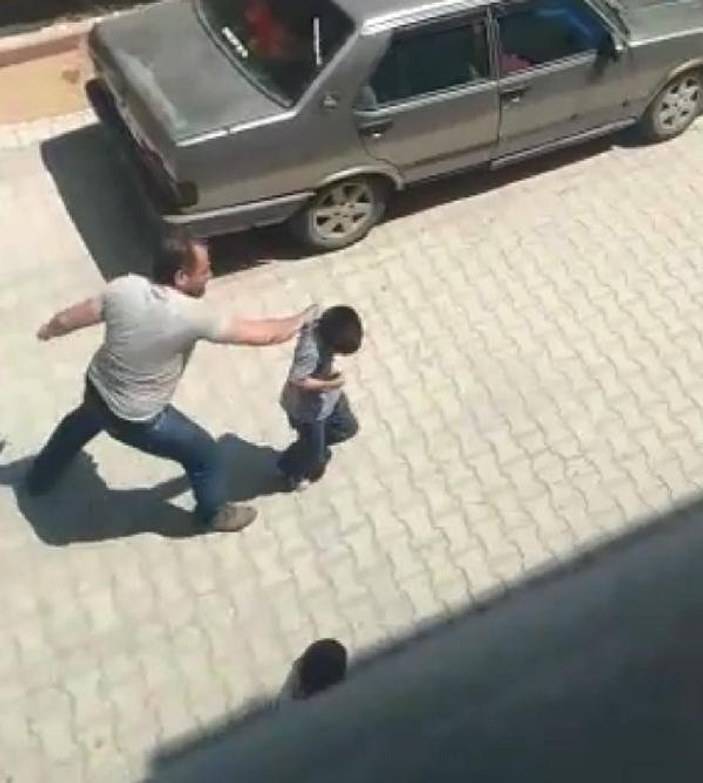 Sokak ortasında iki çocuğunu dövdü