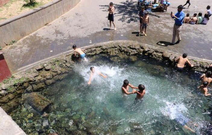 Diyarbakır'da çocuklar havuza girerek serinledi