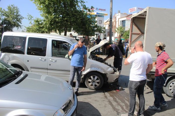 Antalya’da yaya geçidinde 8 araç birbirine girdi