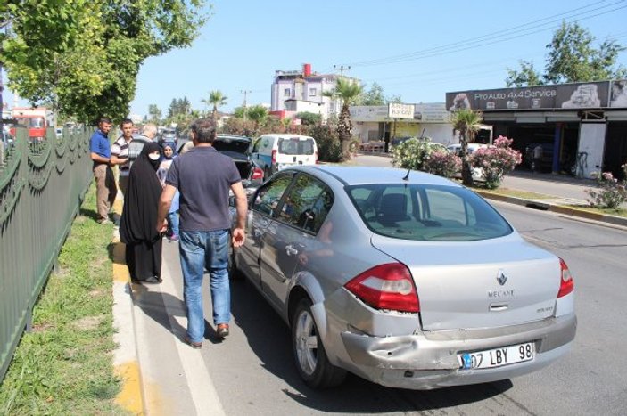 Antalya’da yaya geçidinde 8 araç birbirine girdi