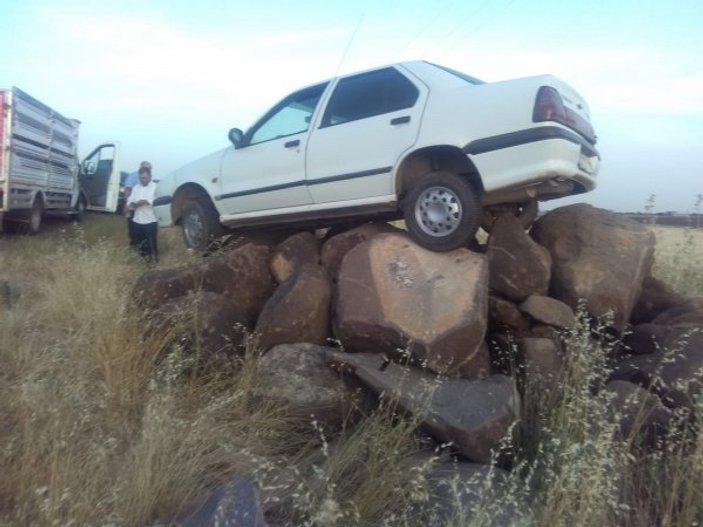 Şanlıurfa'da kaza yapan araç taş yığınına çıktı