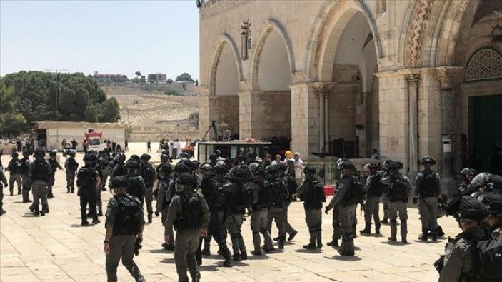 İsrail polisinden Mescid-i Aksa'daki cemaate sert müdahele