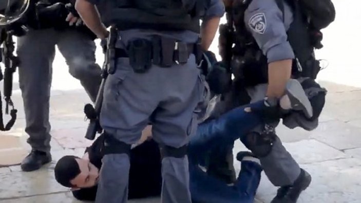 İsrail polisinden Mescid-i Aksa'daki cemaate sert müdahele