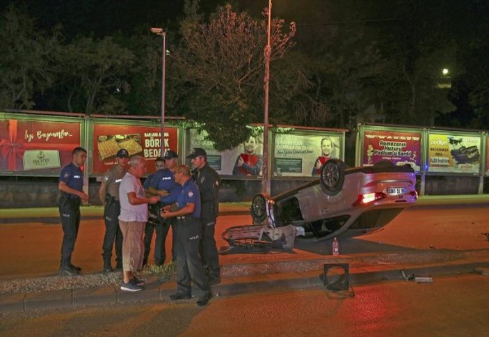 Ankara'da araç, trafik lambasına çarparak takla attı: 1 yaralı