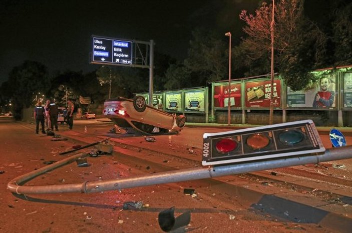 Ankara'da araç, trafik lambasına çarparak takla attı: 1 yaralı