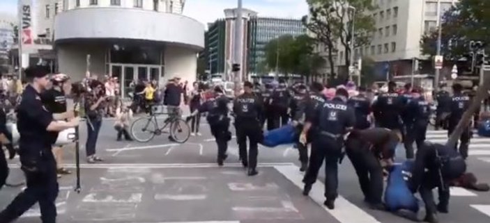 Avusturya polisinden çevre eylemcilerine sert müdahale