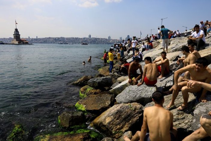Tatile gidemeyenler İstanbul Boğazı'nda serinledi