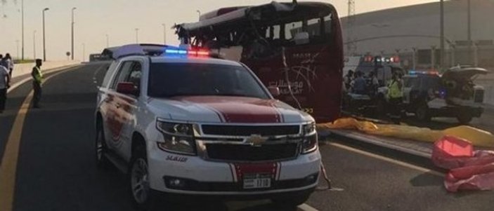 Dubai'de otobüs trafik levhasına çarptı: 17 ölü