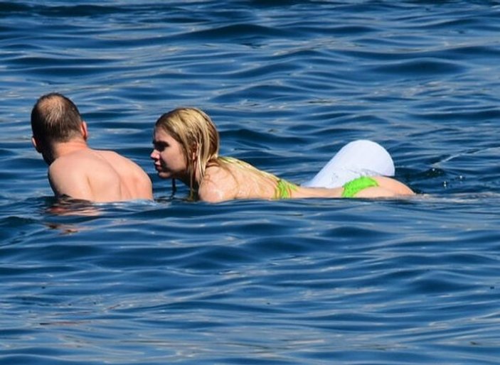 Aleyna Tilki yeşil bikinisiyle Bodrum plajlarında