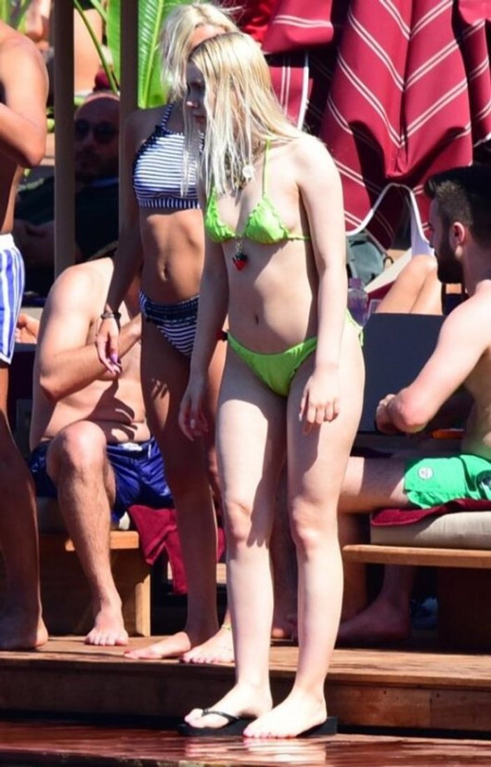 Aleyna Tilki yeşil bikinisiyle Bodrum plajlarında