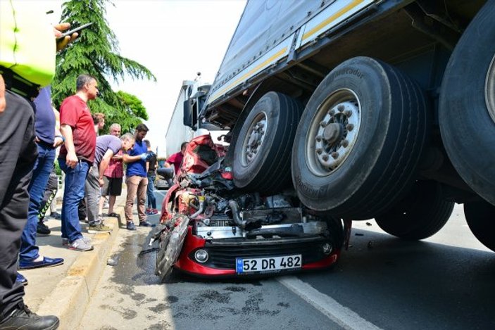 Trabzon'da kaza yapan araç tırın altında kaldı