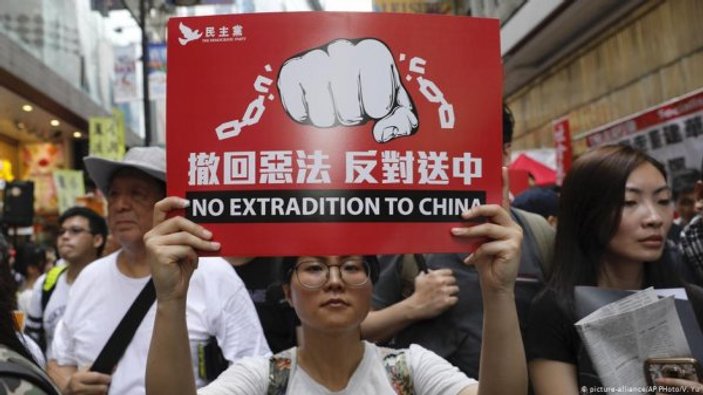 Hong Kong’da yüz binler Çin’i protesto etti