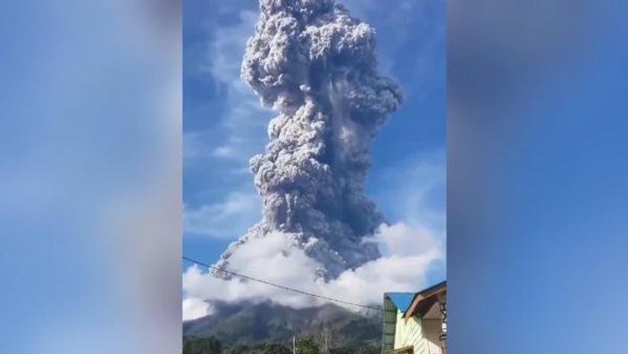 Sinabung yanardağı patladı