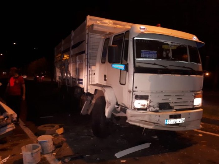 Şanlıurfa'da kamyon 3 otomobili biçti: 3 yaralı