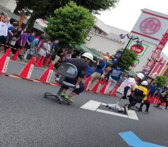 Japonya'da ofis sandalyesi sürme yarışması