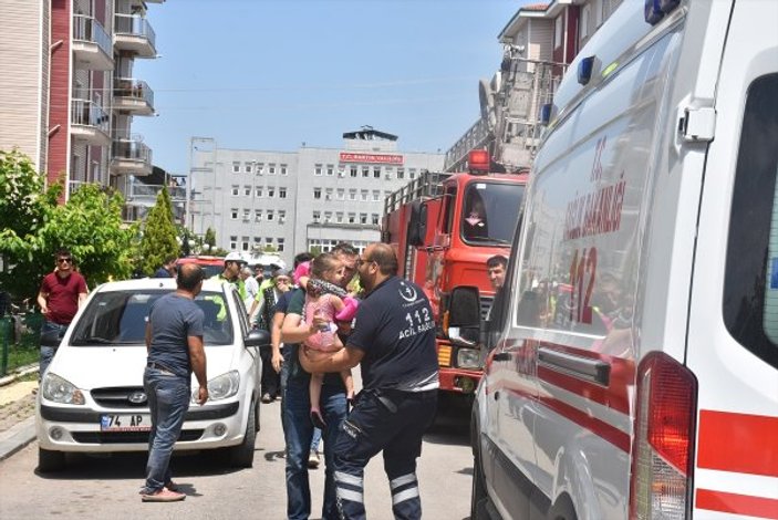 Bartın'da apartmanda yangın: 2’si çocuk 9 kişi hastanelik oldu