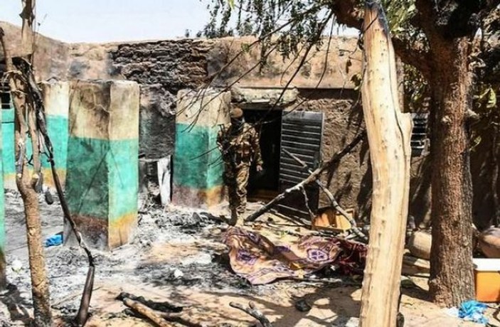 Afrika'da köye silahlı saldırı: 100 ölü