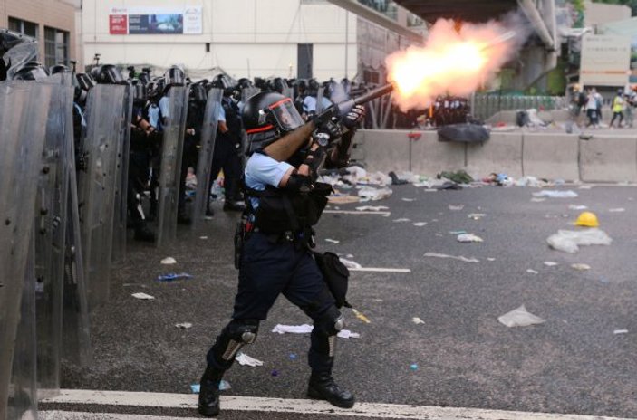 Hong Kong'da protestocular hükümet binalarını kuşattı