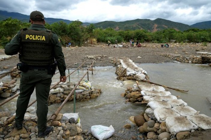 Kolombiya polisi köprüleri söküyor