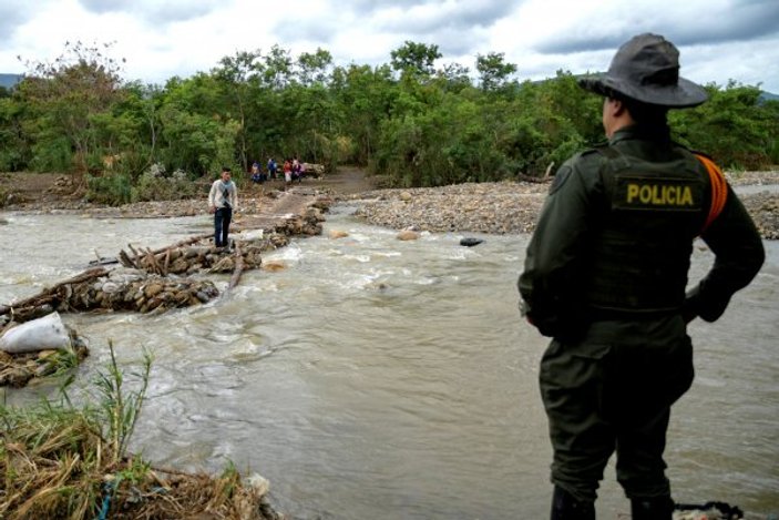 Kolombiya polisi köprüleri söküyor