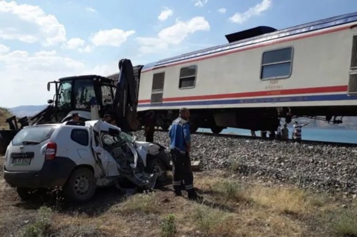 Elazığ’da tren otomobile çarptı: 1 ölü, 2 yaralı