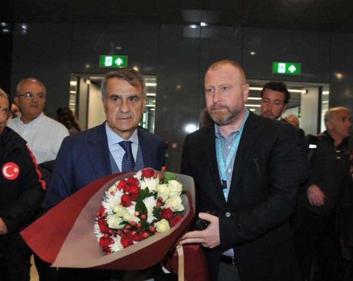 A Milliler İstanbul Havalimanı'nda çiçeklerle karşılandı