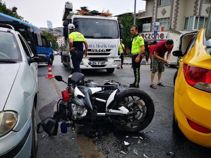 Taksiyle çarpışan motosikletli polisin ayağı kırıldı