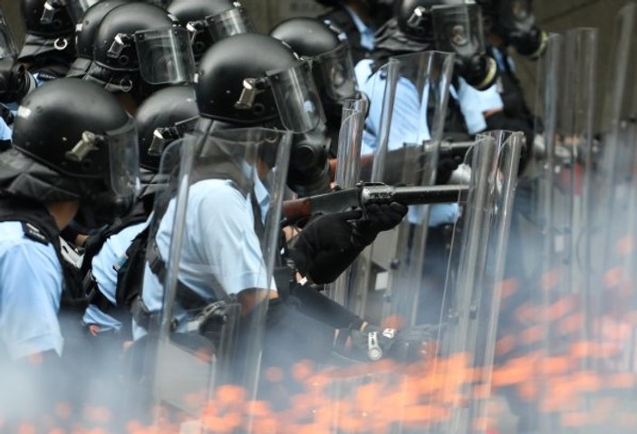 Hong Kong'da protestocular hükümet binalarını kuşattı