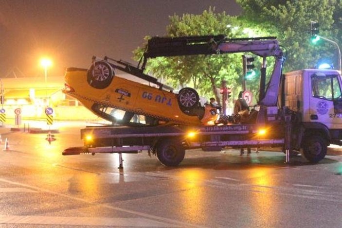 Beyoğlu'nda bir taksi takla attı