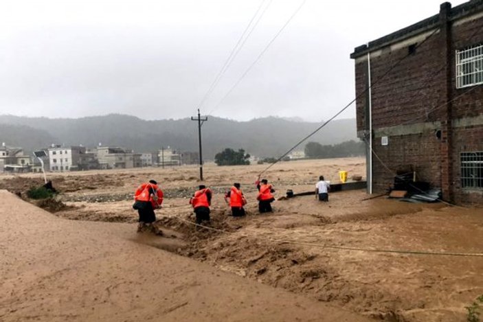 Çin'de sel can almaya devam ediyor: 49 ölü