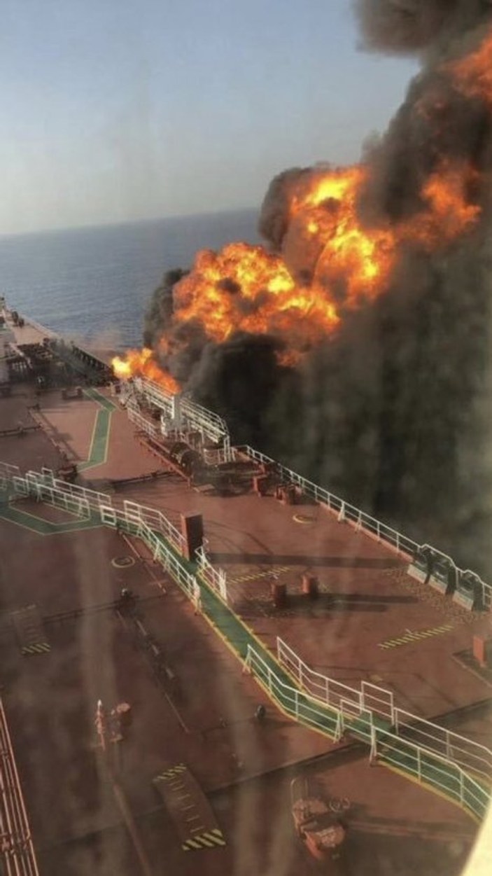 İki tanker saldırıya uğradı, petrol fiyatları fırladı